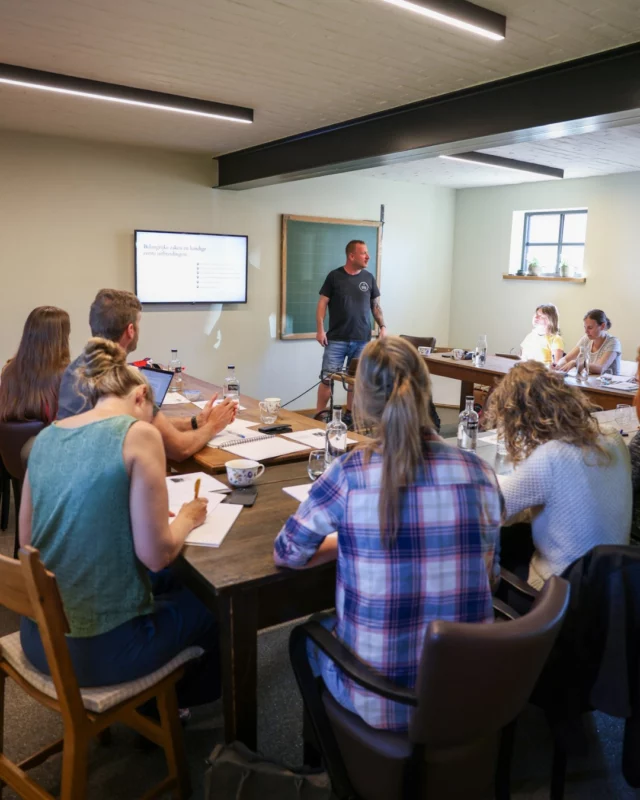 Vandaag hadden we gastdocent Hans Roijakkers van @harodogtraining op bezoek! 🐾

Hij biedt onze studenten, en mezelf 😉, een 4-daagse bijscholing over puppies 'Kleine poten, grote sprongen: van eerste stapjes tot stevige start.' Een dag vol nieuwe inzichten en veel geleerd!

#PuppyTraining #Bijscholing #HAROdogtraining